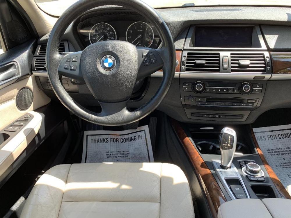 2013 WHITE BMW X5 xDrive35i (5UXZV4C56D0) with an 3.0L L6 DOHC 24V engine, 6-SPEED AUTOMATIC transmission, located at 16660 North Freeway, Houston, TX, 77090, (281) 821-5000, 29.957193, -95.418587 - Photo #8