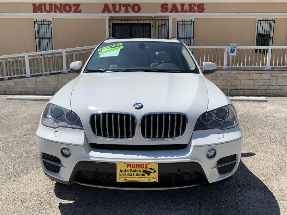 2013 WHITE BMW X5 xDrive35i (5UXZV4C56D0) with an 3.0L L6 DOHC 24V engine, 6-SPEED AUTOMATIC transmission, located at 16660 North Freeway, Houston, TX, 77090, (281) 821-5000, 29.957193, -95.418587 - Photo #13